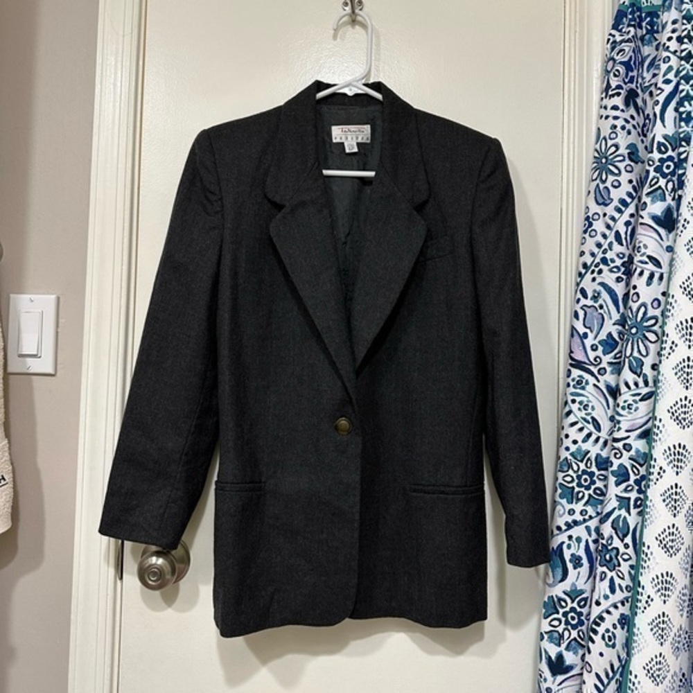 Vintage Talbots Petite 6P 100% Pure Wool Gray Blazer
Condition 8/10 no flaws